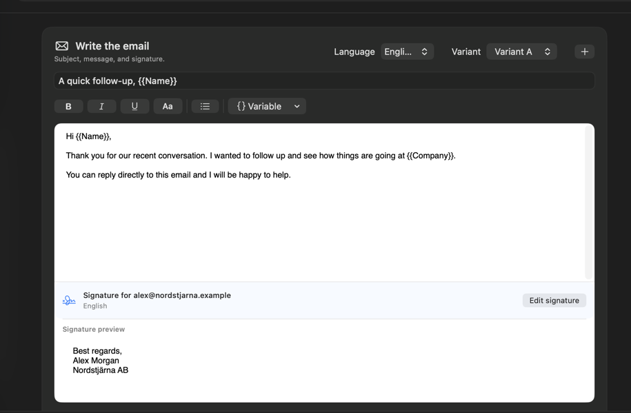 Vista cercana de los selectores de idioma y variante, variables de personalización, cuerpo del correo y firma inglesa específica del remitente